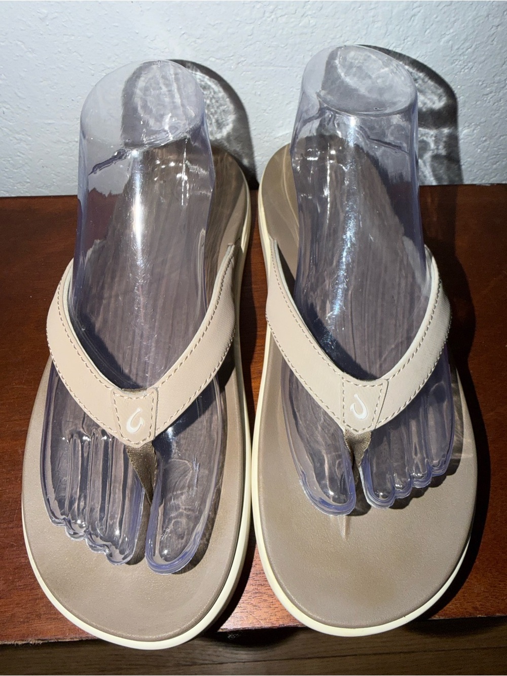 OluKai N4873* Womens Warm Taupe Nua Pio Flip Flop Sandals Size 9W PRE OWNED